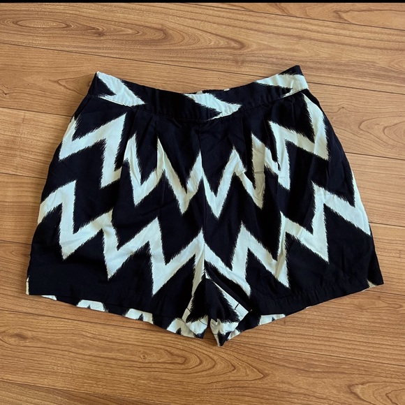 H&M Black & White Short Set - Picture 2 of 3